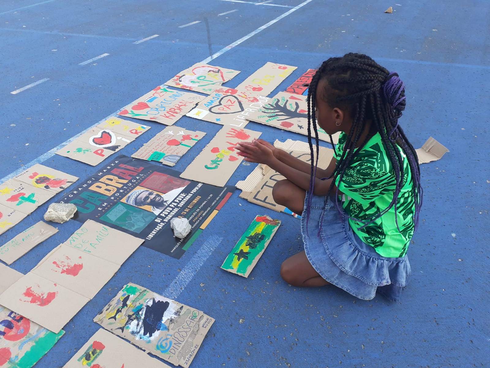 Foto Menina Preparacao Marxa Cabral